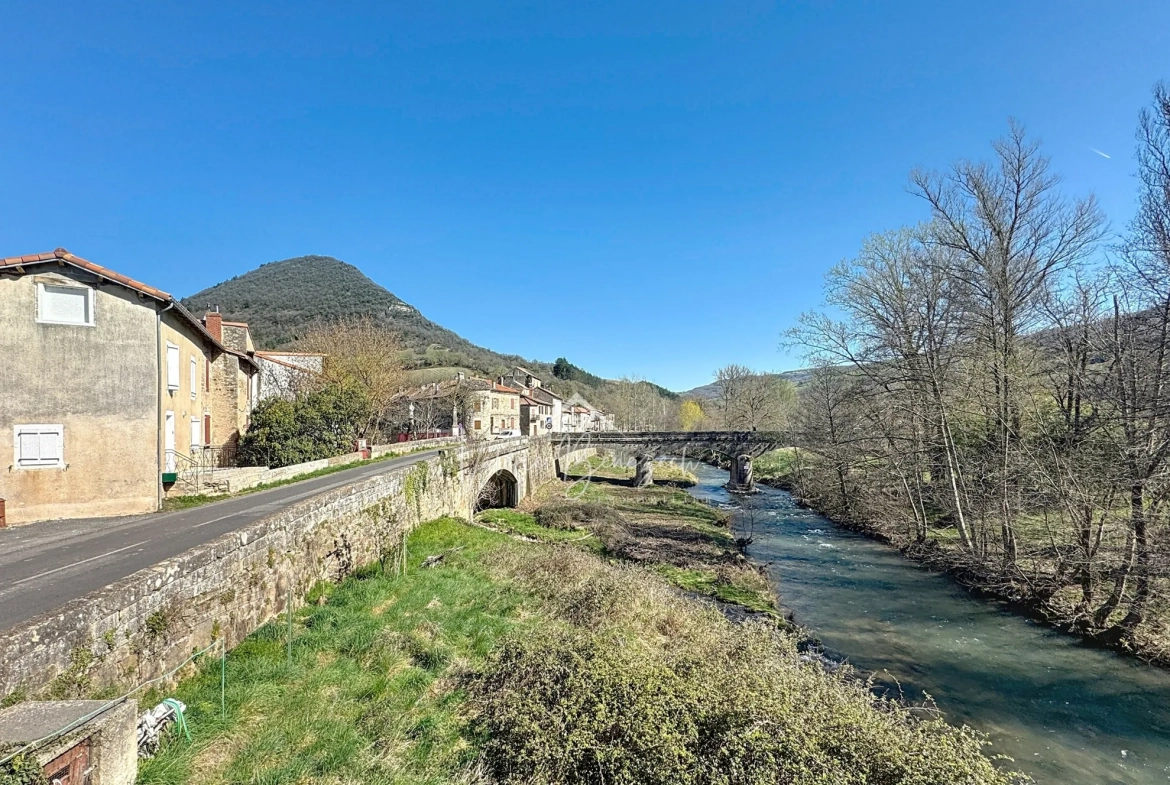 Charmante maison de village avec dépendances à Versols (12400) - Potentiel d'investissement 