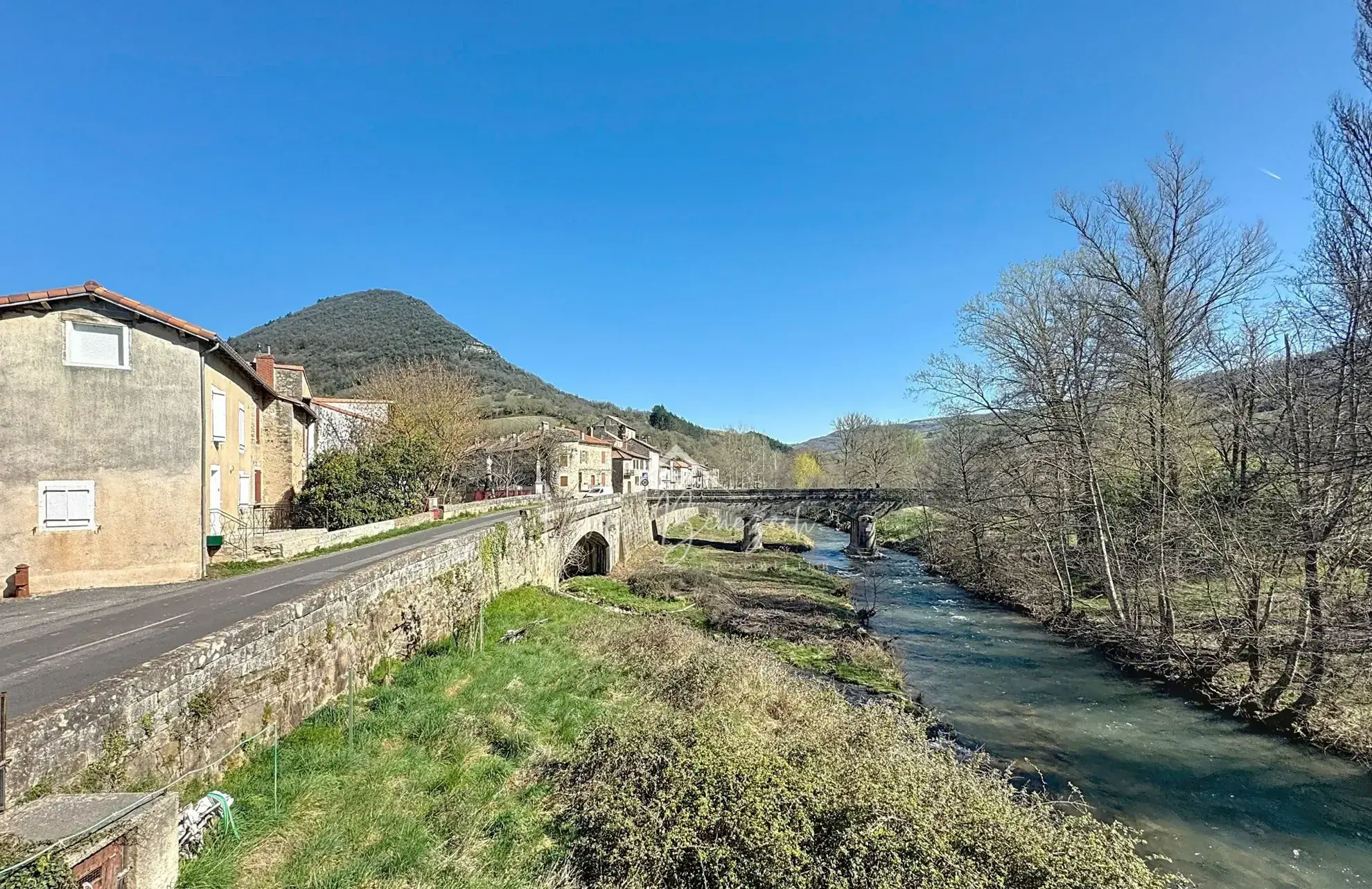 Charmante maison de village avec dépendances à Versols (12400) - Potentiel d'investissement 