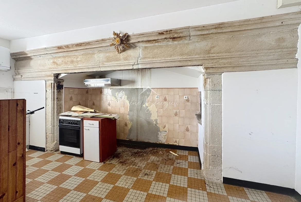 Charmante maison de village avec dépendances à Versols (12400) - Potentiel d'investissement 