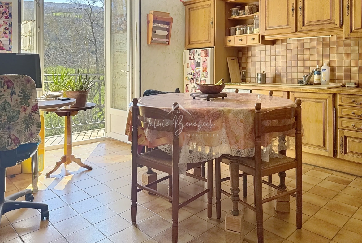 Charmante maison de village avec dépendances à Versols (12400) - Potentiel d'investissement 