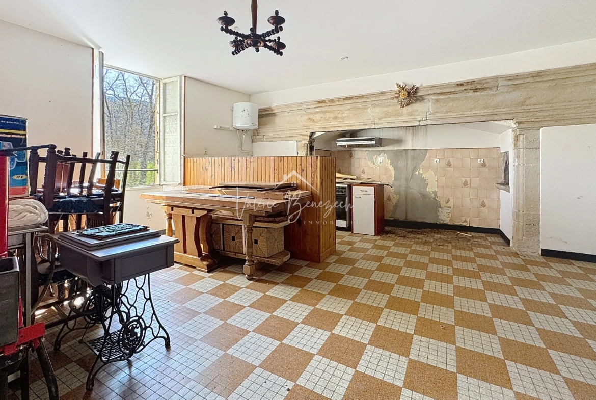 Charmante maison de village avec dépendances à Versols (12400) - Potentiel d'investissement 