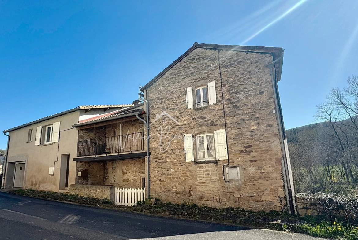 Charmante maison de village avec dépendances à Versols (12400) - Potentiel d'investissement 