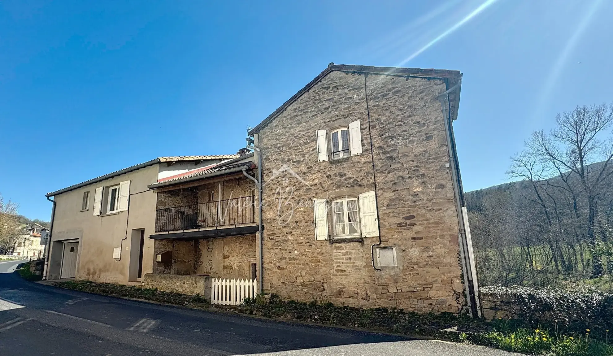 Charmante maison de village avec dépendances à Versols (12400) - Potentiel d'investissement 