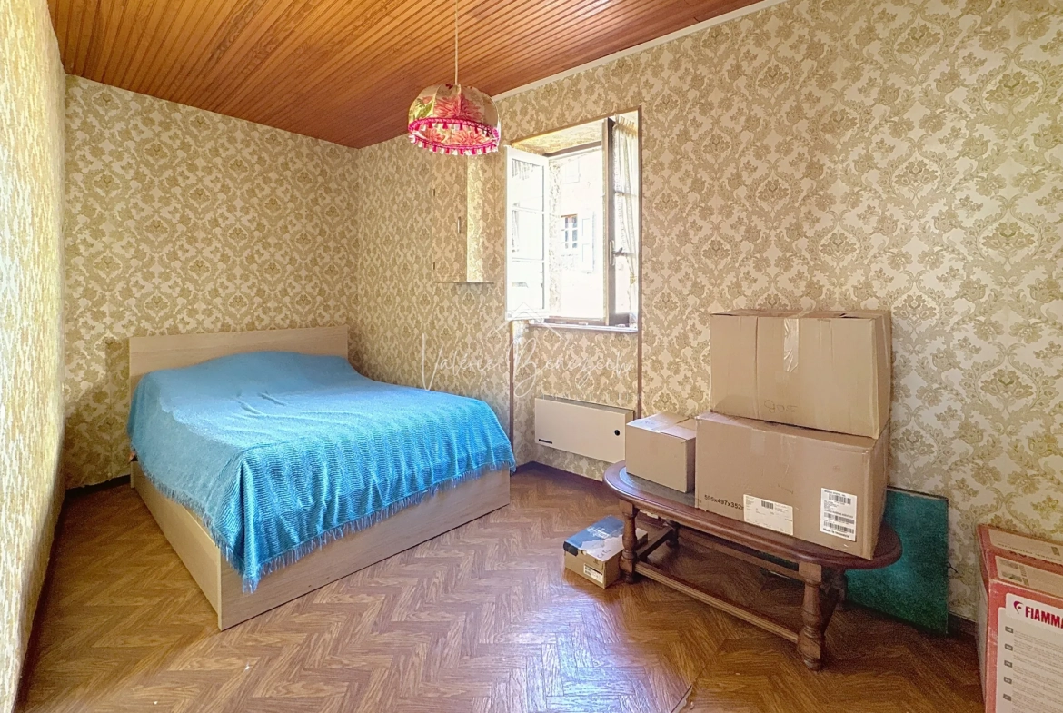 Charmante maison de village avec dépendances à Versols (12400) - Potentiel d'investissement 