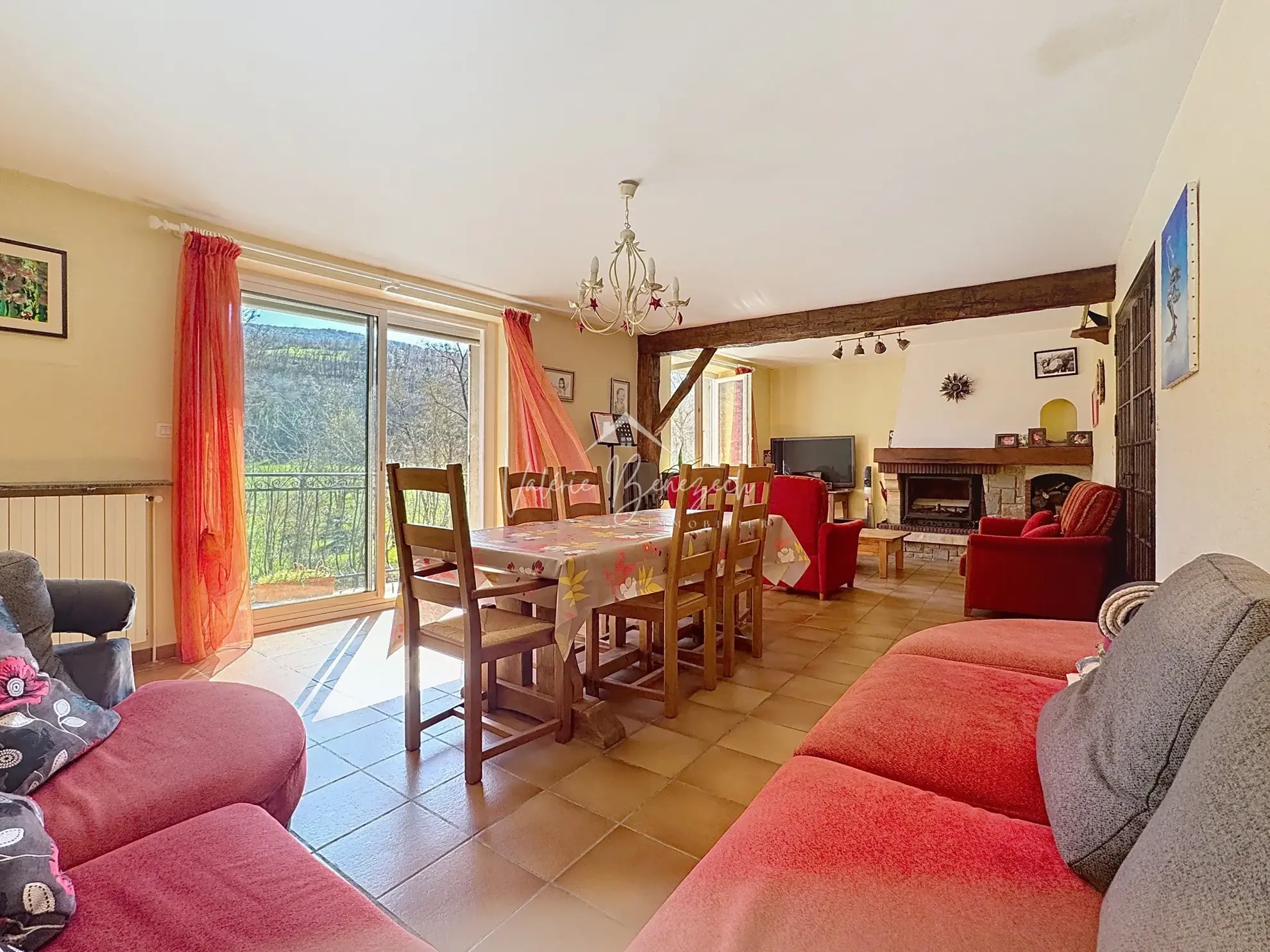 Charmante maison de village avec dépendances à Versols (12400) - Potentiel d'investissement 