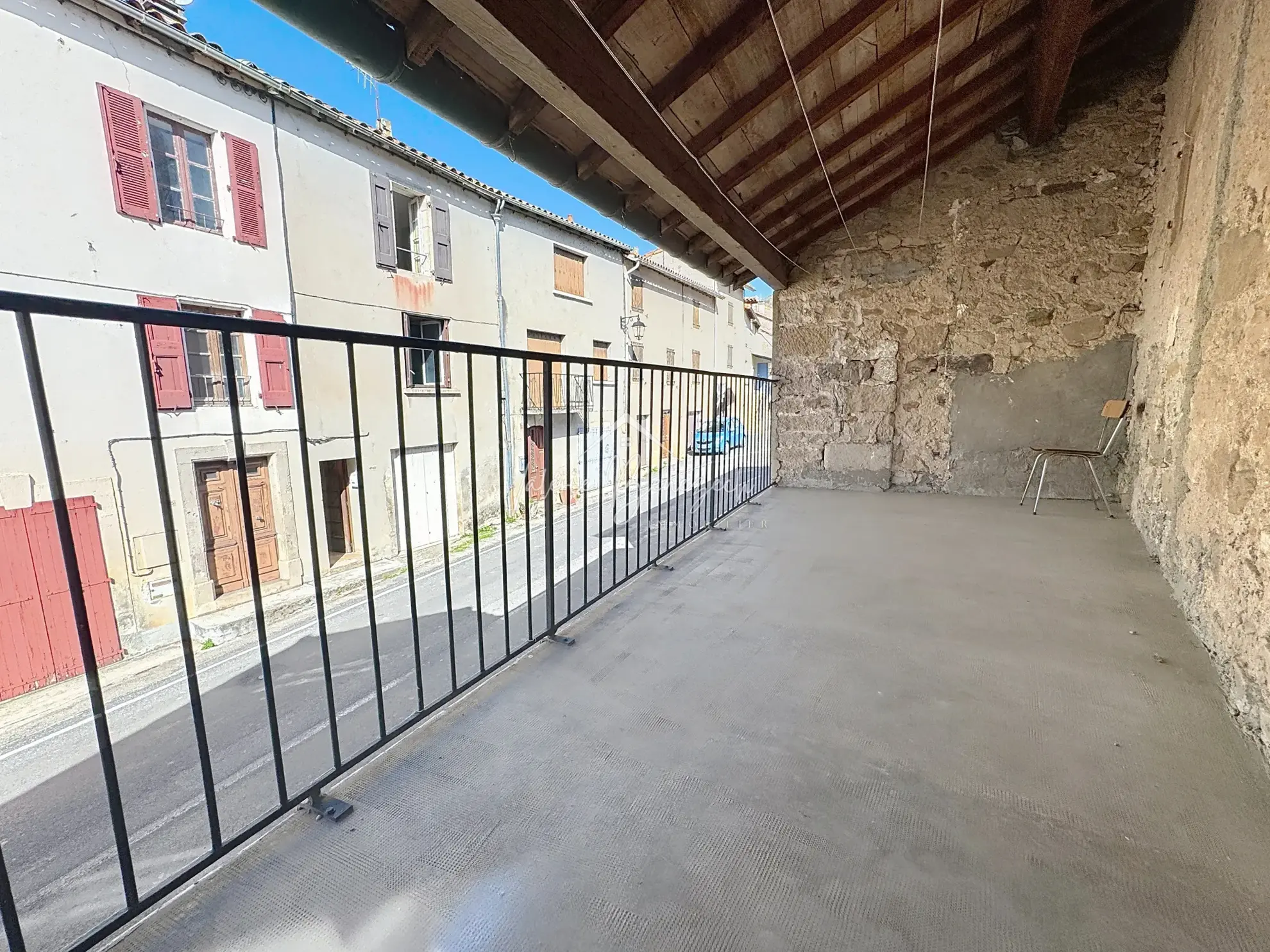 Charmante maison de village avec dépendances à Versols (12400) - Potentiel d'investissement 