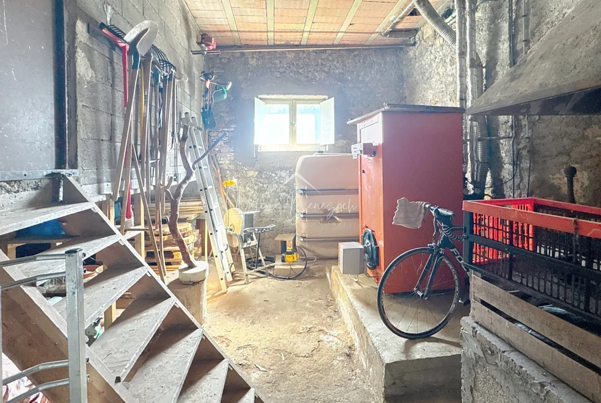 Charmante maison de village avec dépendances à Versols (12400) - Potentiel d'investissement 