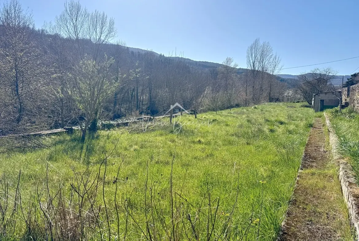 Charmante maison de village avec dépendances à Versols (12400) - Potentiel d'investissement 