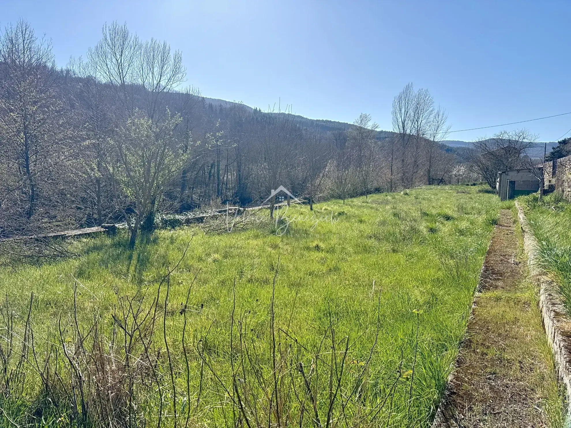 Charmante maison de village avec dépendances à Versols (12400) - Potentiel d'investissement 