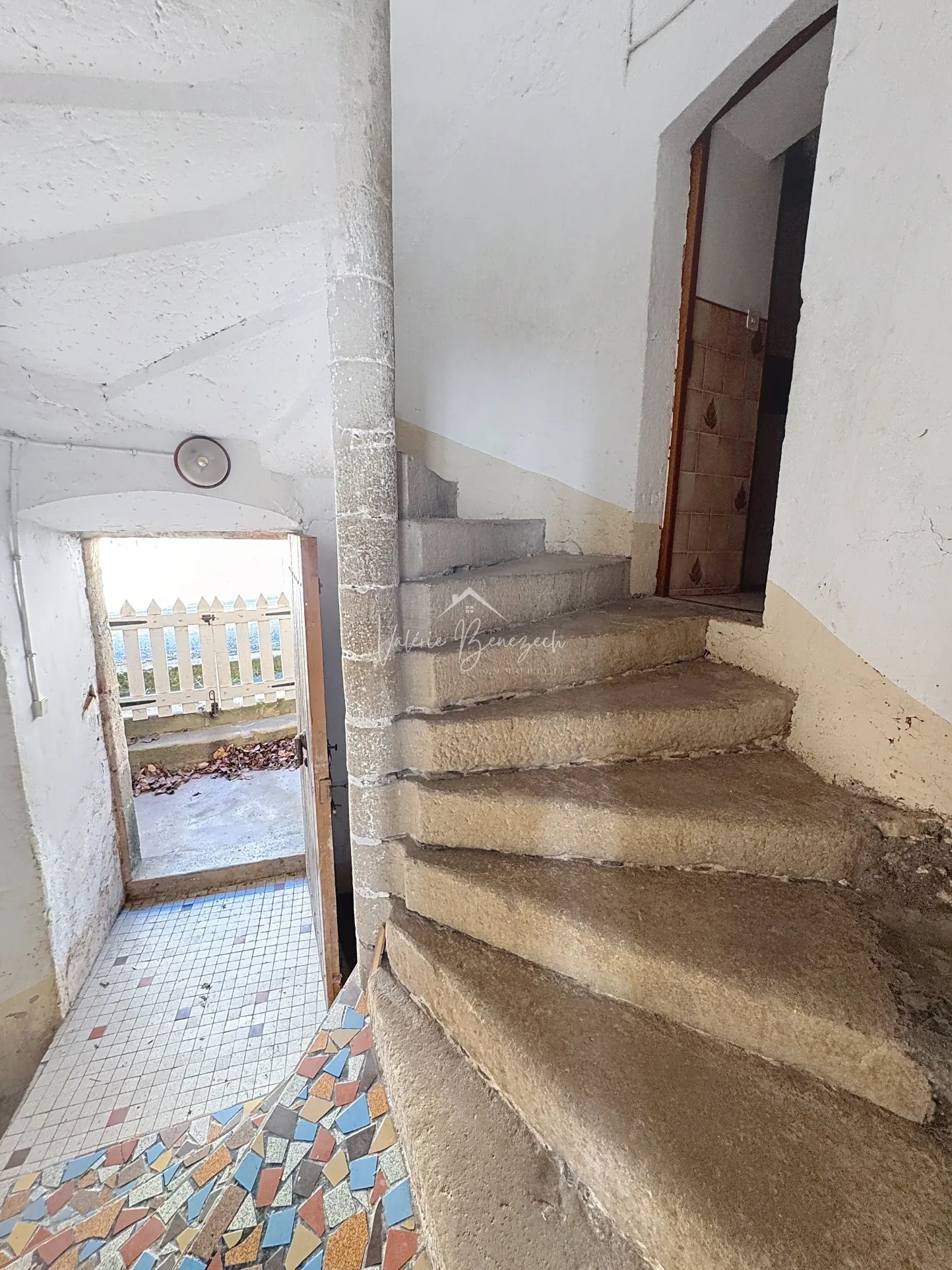 Charmante maison de village avec dépendances à Versols (12400) - Potentiel d'investissement 