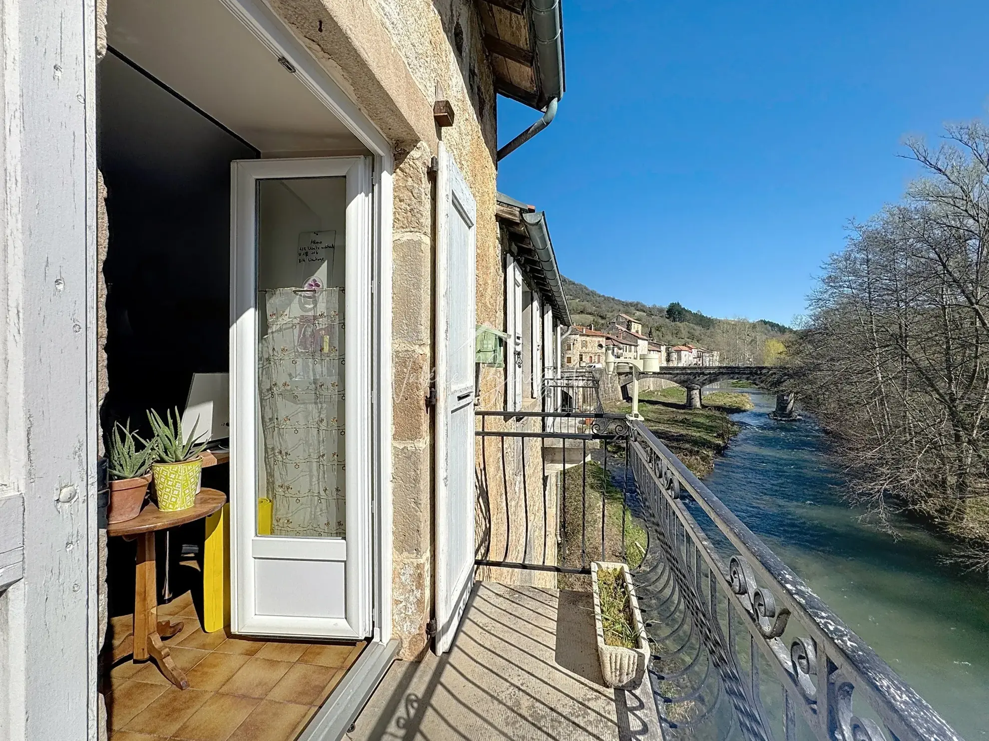 Charmante maison de village avec dépendances à Versols (12400) - Potentiel d'investissement 
