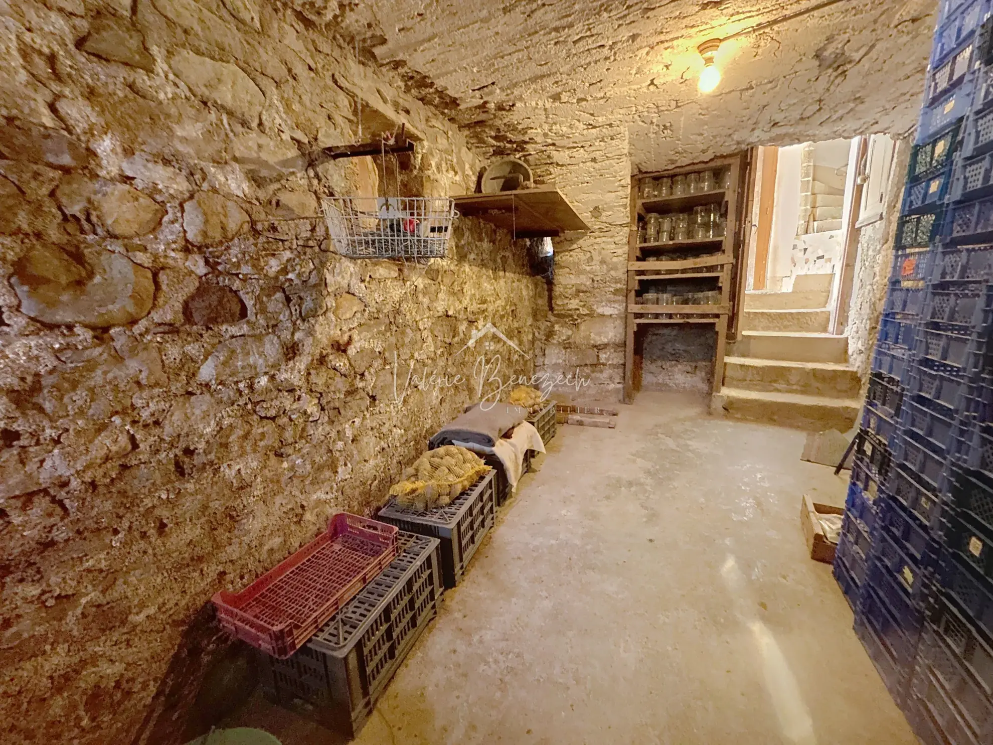 Charmante maison de village avec dépendances à Versols (12400) - Potentiel d'investissement 