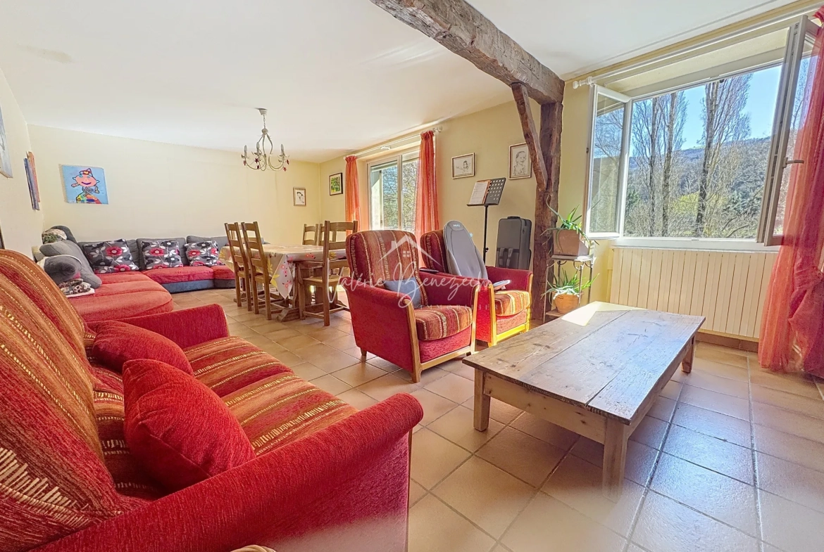 Charmante maison de village avec dépendances à Versols (12400) - Potentiel d'investissement 