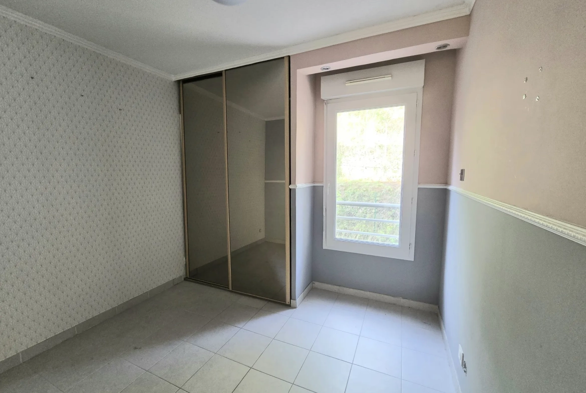 Appartement 3 pièces à Saint André à proximité de Nice avec parking et balcon 