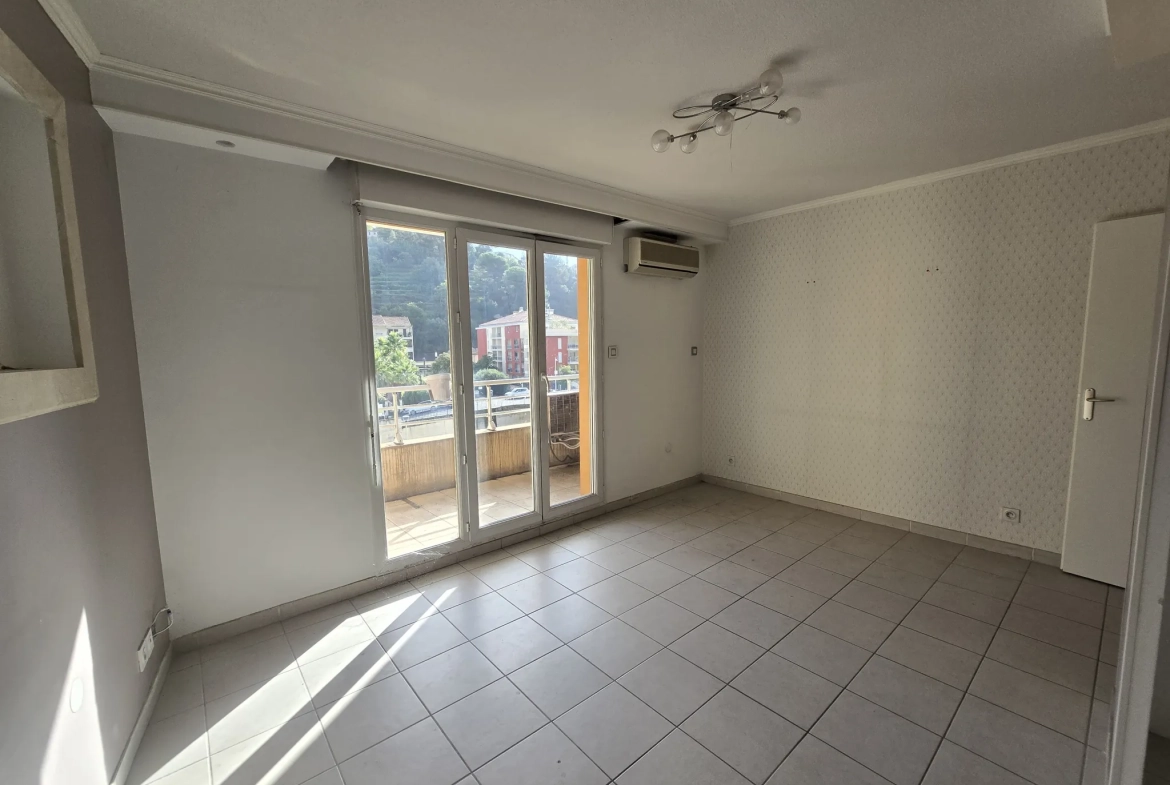 Appartement 3 pièces à Saint André à proximité de Nice avec parking et balcon 