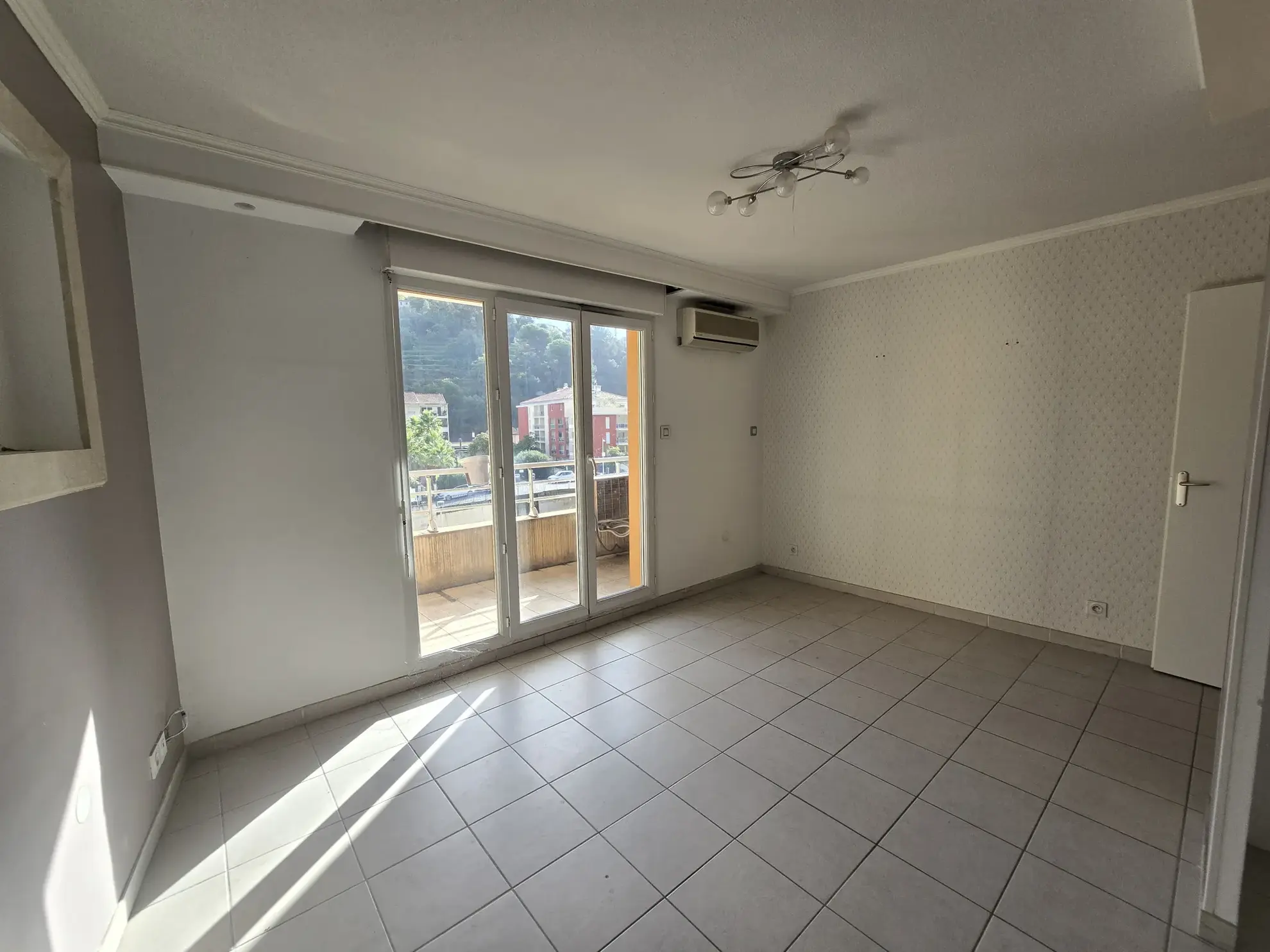 Appartement 3 pièces à Saint André à proximité de Nice avec parking et balcon 