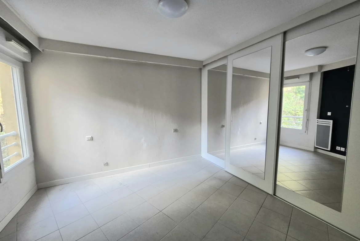 Appartement 3 pièces à Saint André à proximité de Nice avec parking et balcon 