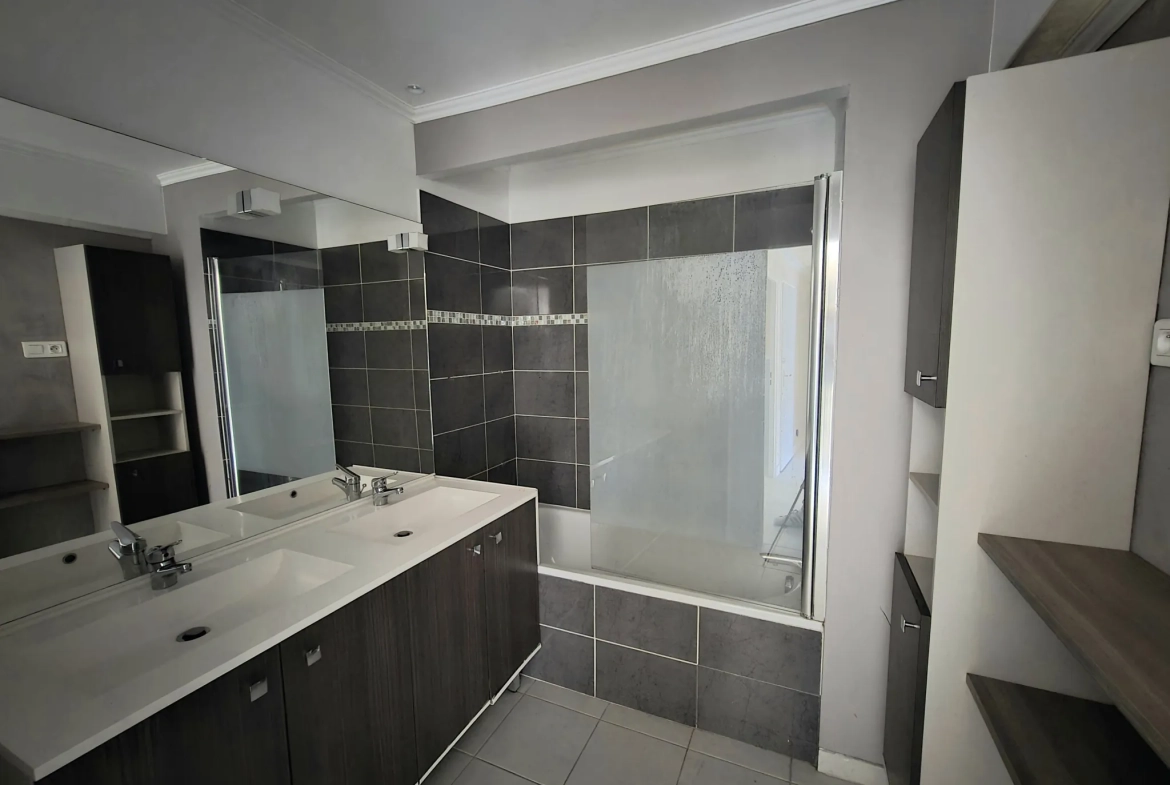 Appartement 3 pièces à Saint André à proximité de Nice avec parking et balcon 