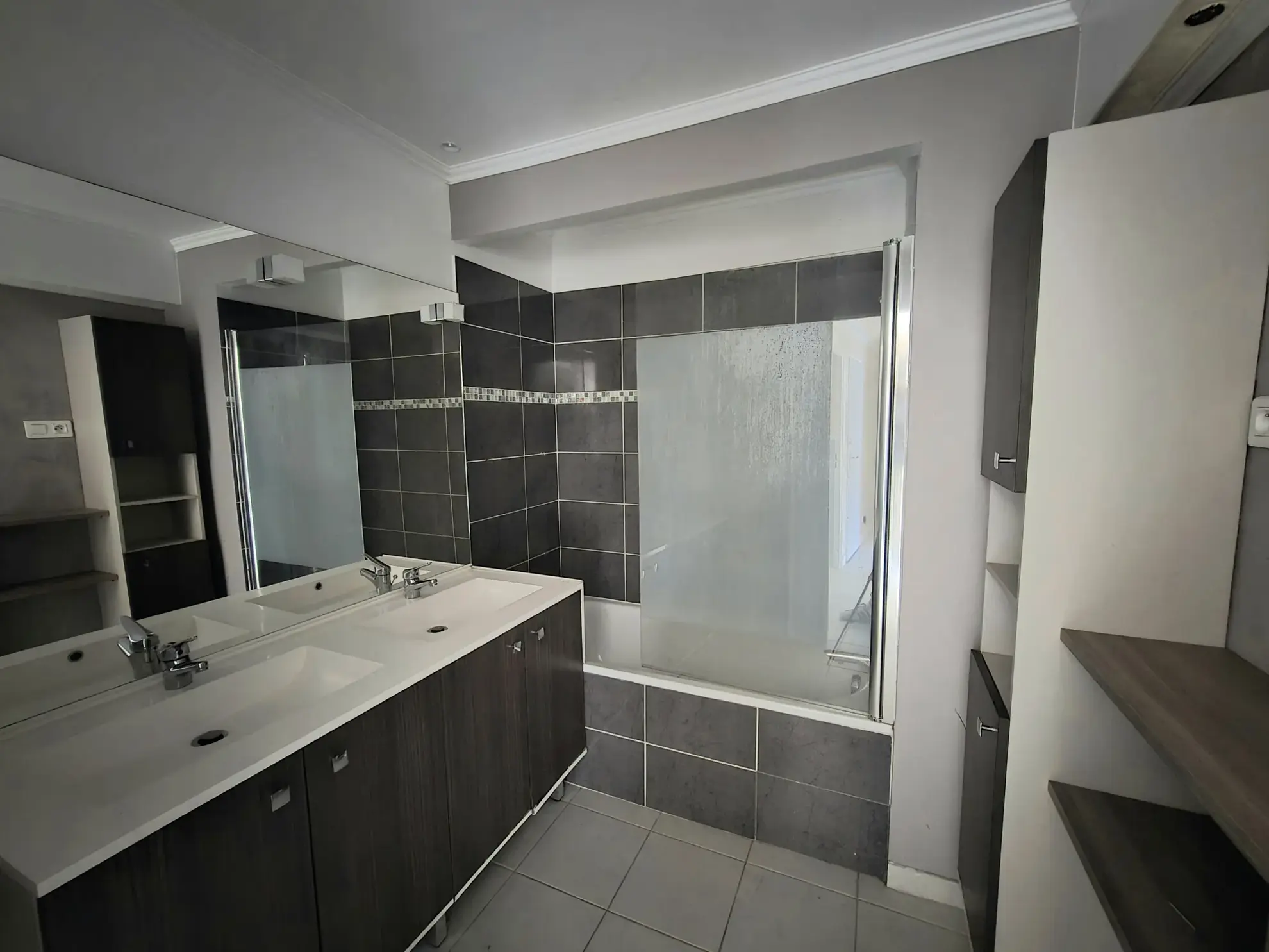 Appartement 3 pièces à Saint André à proximité de Nice avec parking et balcon 