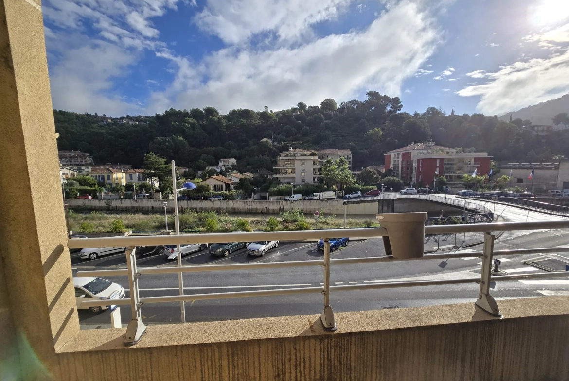 Appartement 3 pièces à Saint André à proximité de Nice avec parking et balcon 