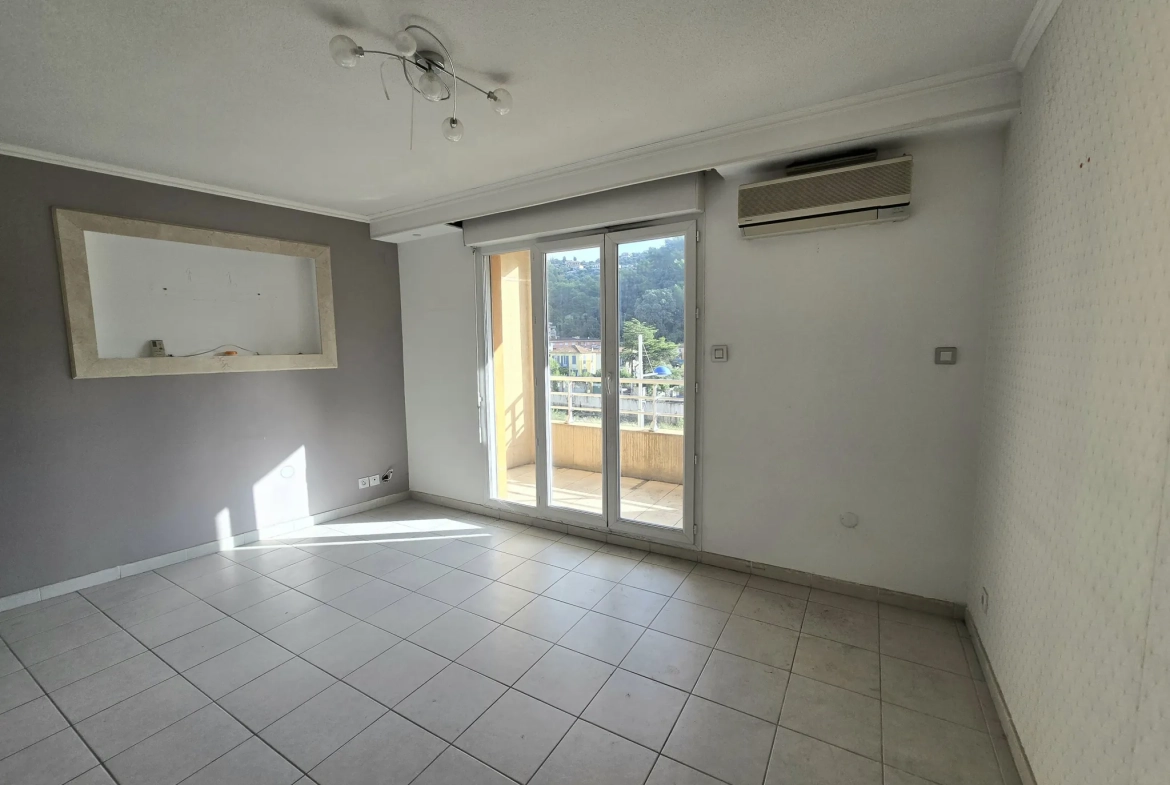 Appartement 3 pièces à Saint André à proximité de Nice avec parking et balcon 