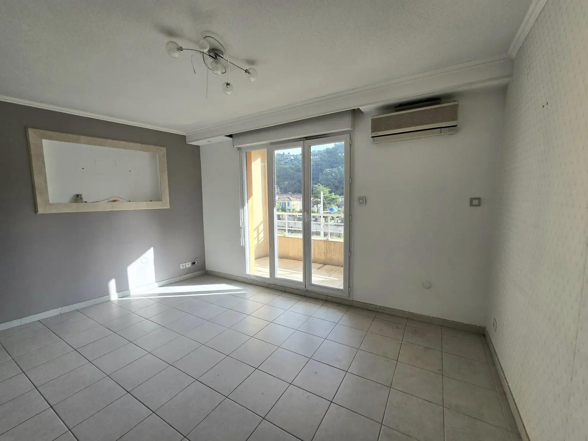 Appartement 3 pièces à Saint André à proximité de Nice avec parking et balcon 