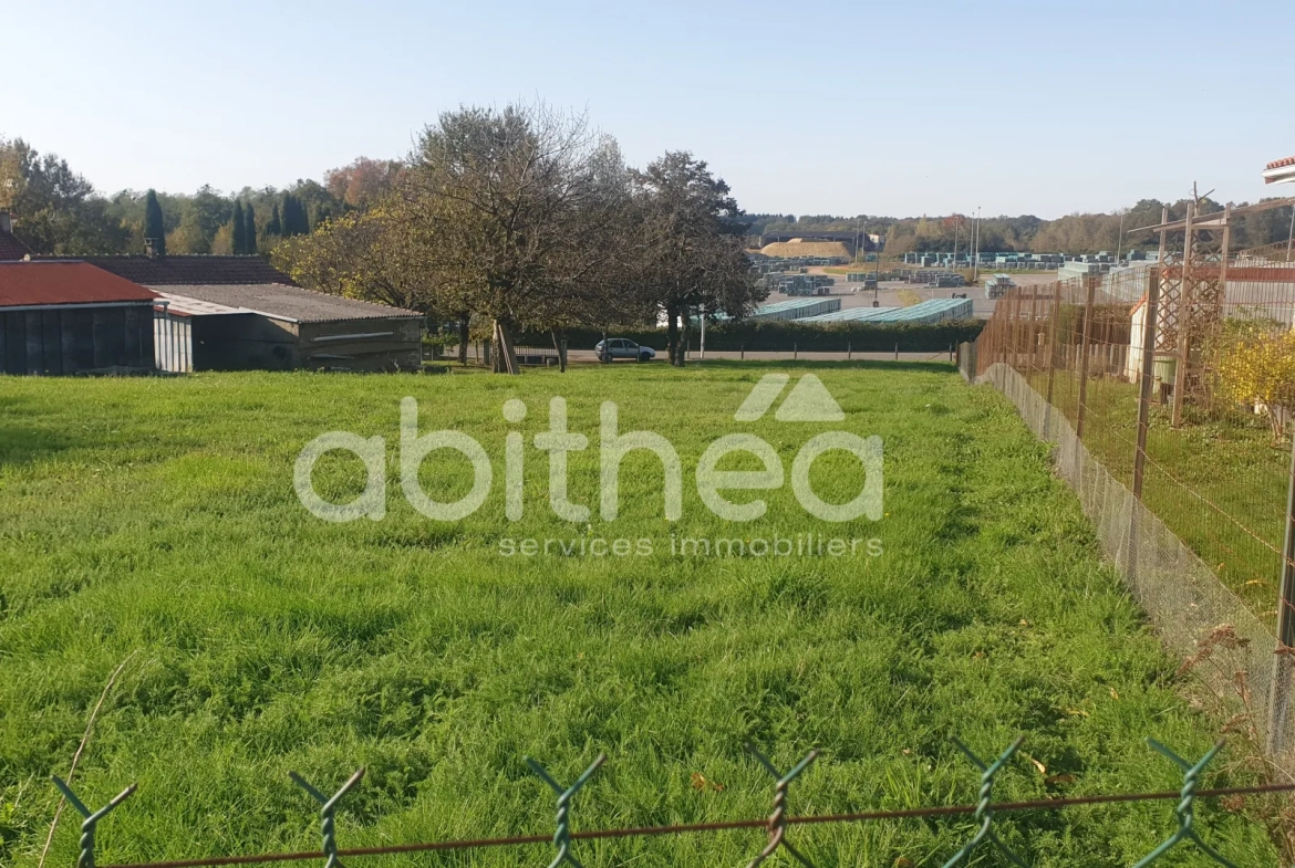 Terrain constructible de 8 750 m² à Roumazières avec bâtiments et accès facilité 