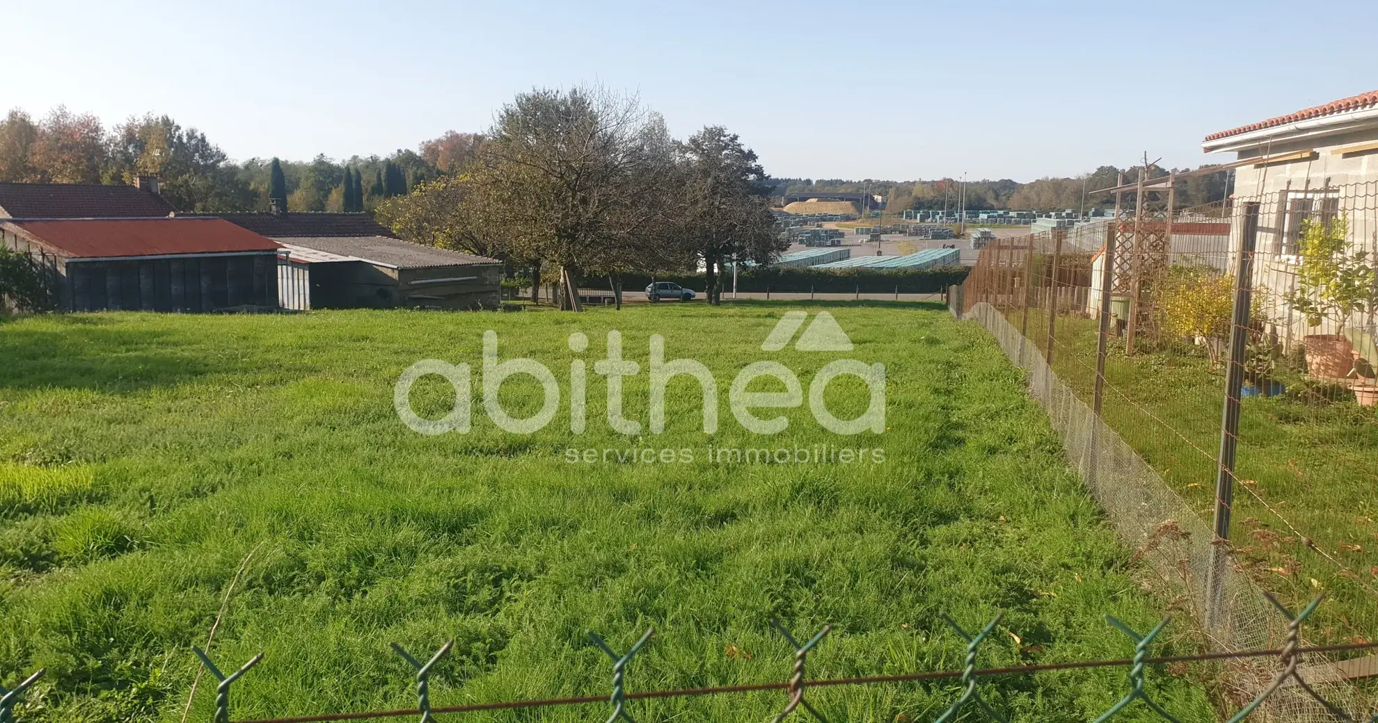 Terrain constructible de 8 750 m² à Roumazières avec bâtiments et accès facilité 