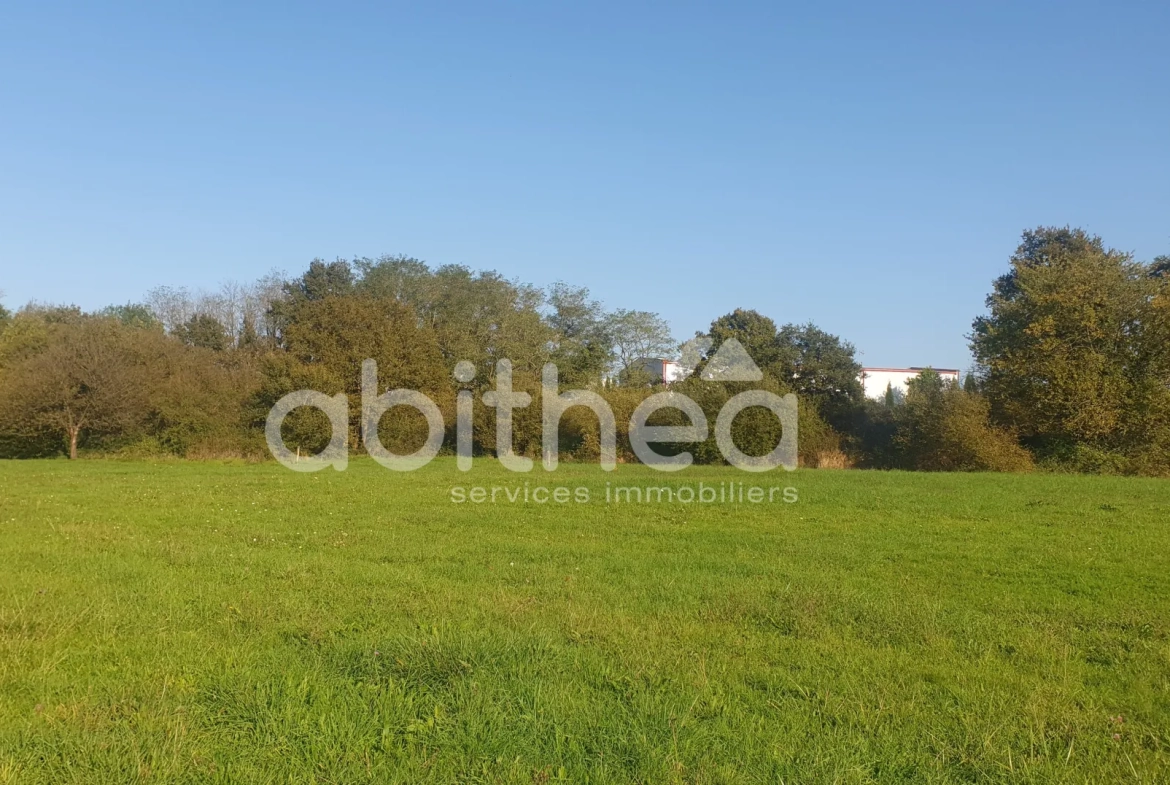 Terrain constructible de 8 750 m² à Roumazières avec bâtiments et accès facilité 