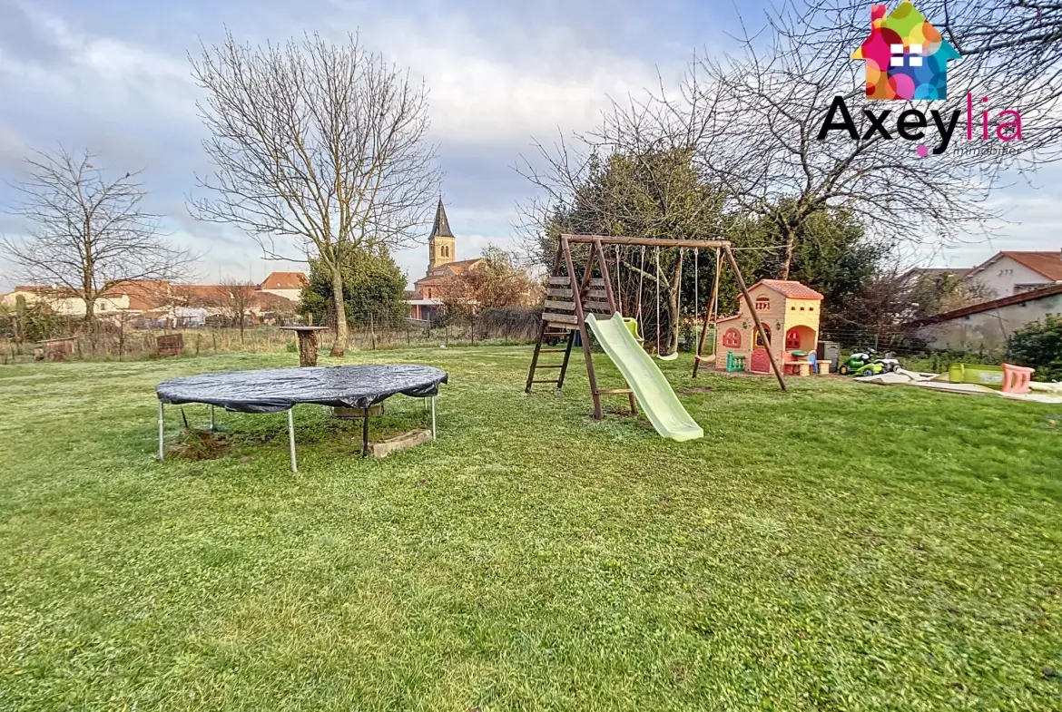 Maison à vendre à Saint-Romain-la-Motte avec piscine et terrain clos 