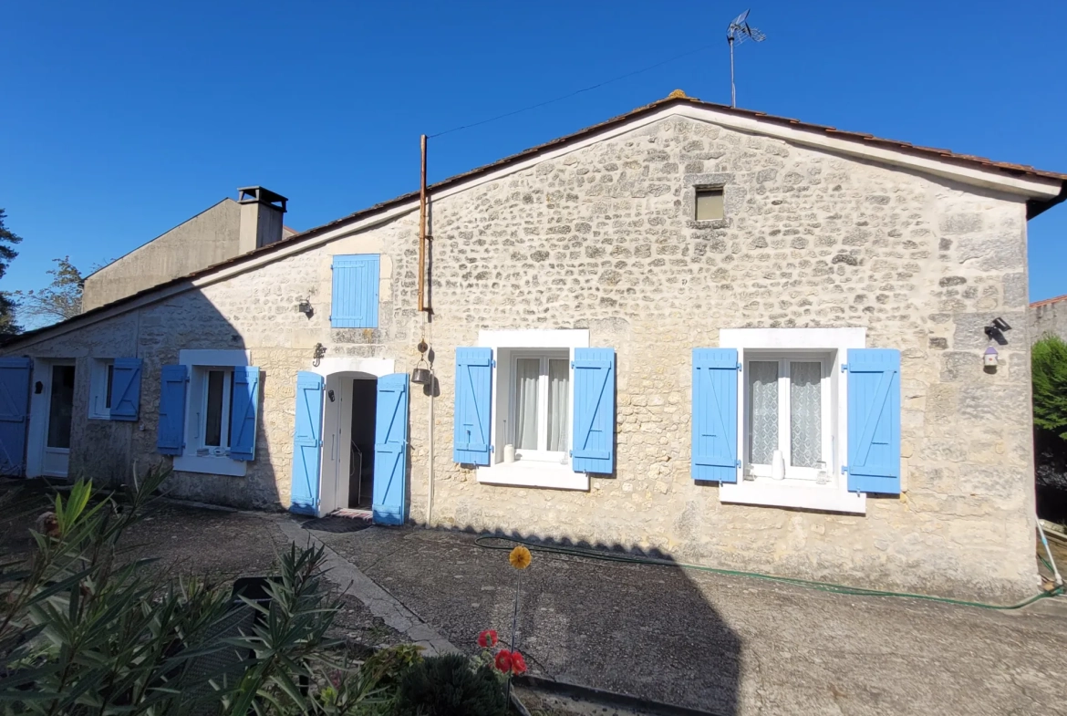Maison de village rénovée avec piscine à Saint-Genis de Saintonge 