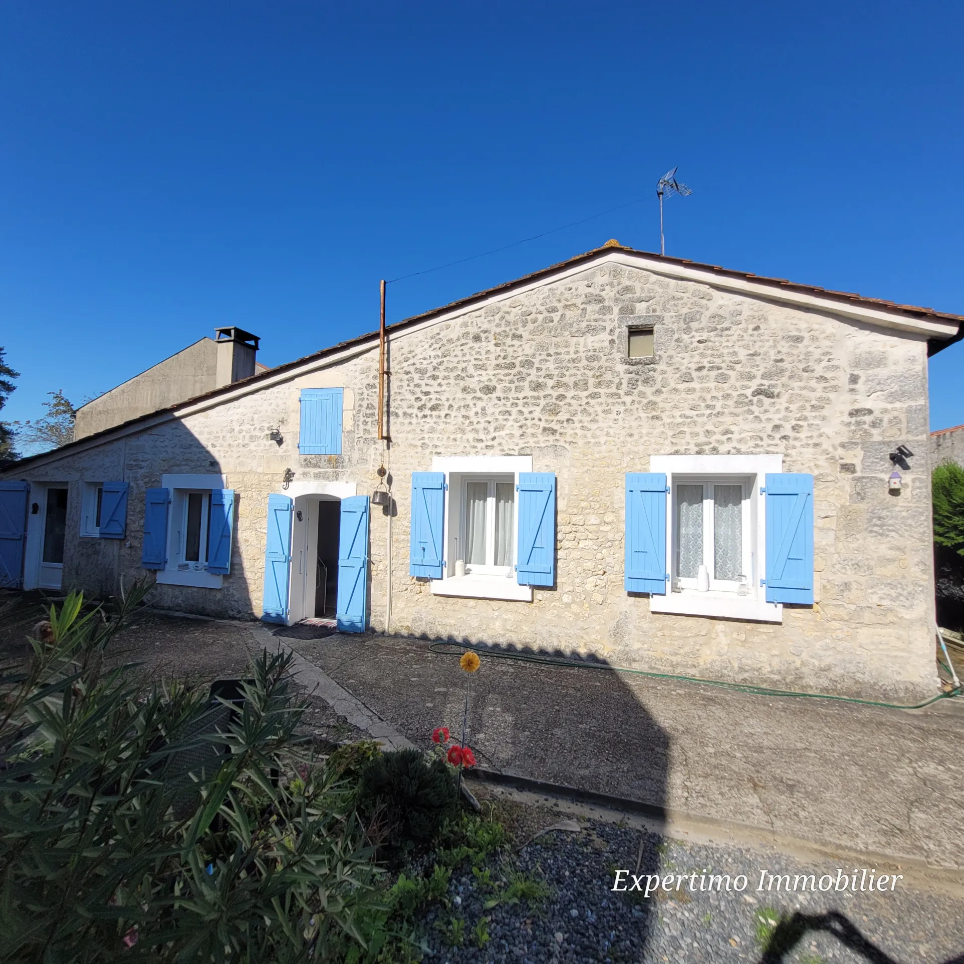 Maison de village rénovée avec piscine à Saint-Genis de Saintonge 