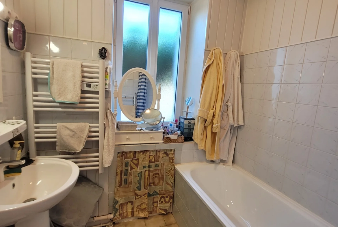 Maison de village rénovée avec piscine à Saint-Genis de Saintonge 
