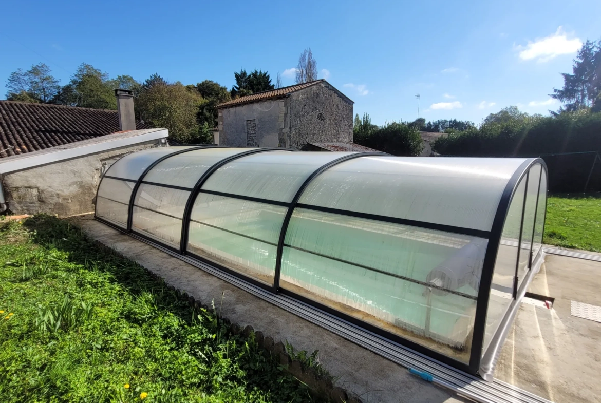 Maison de village rénovée avec piscine à Saint-Genis de Saintonge 