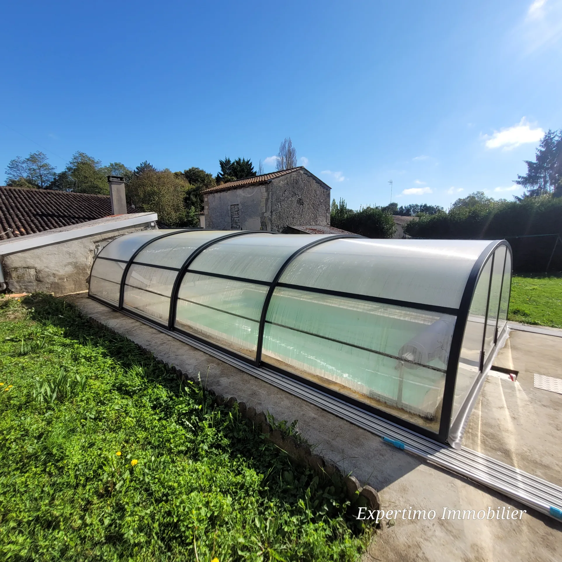 Maison de village rénovée avec piscine à Saint-Genis de Saintonge 