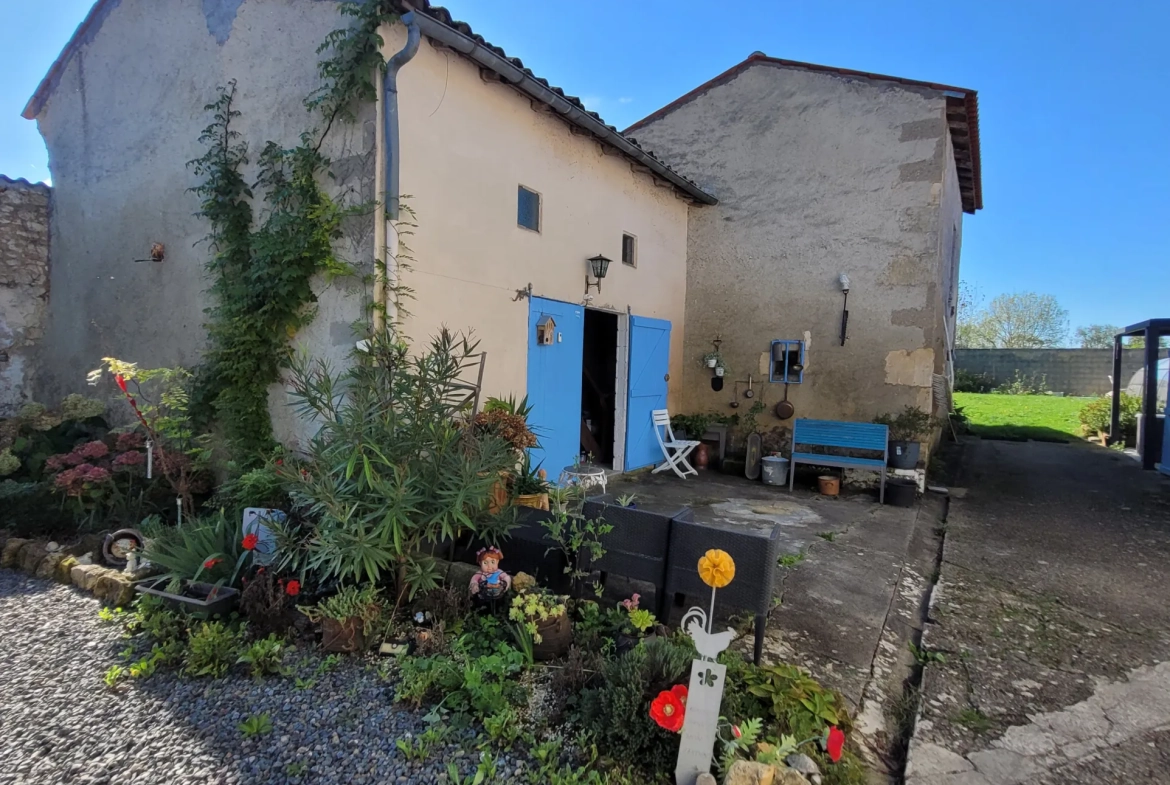 Maison de village rénovée avec piscine à Saint-Genis de Saintonge 