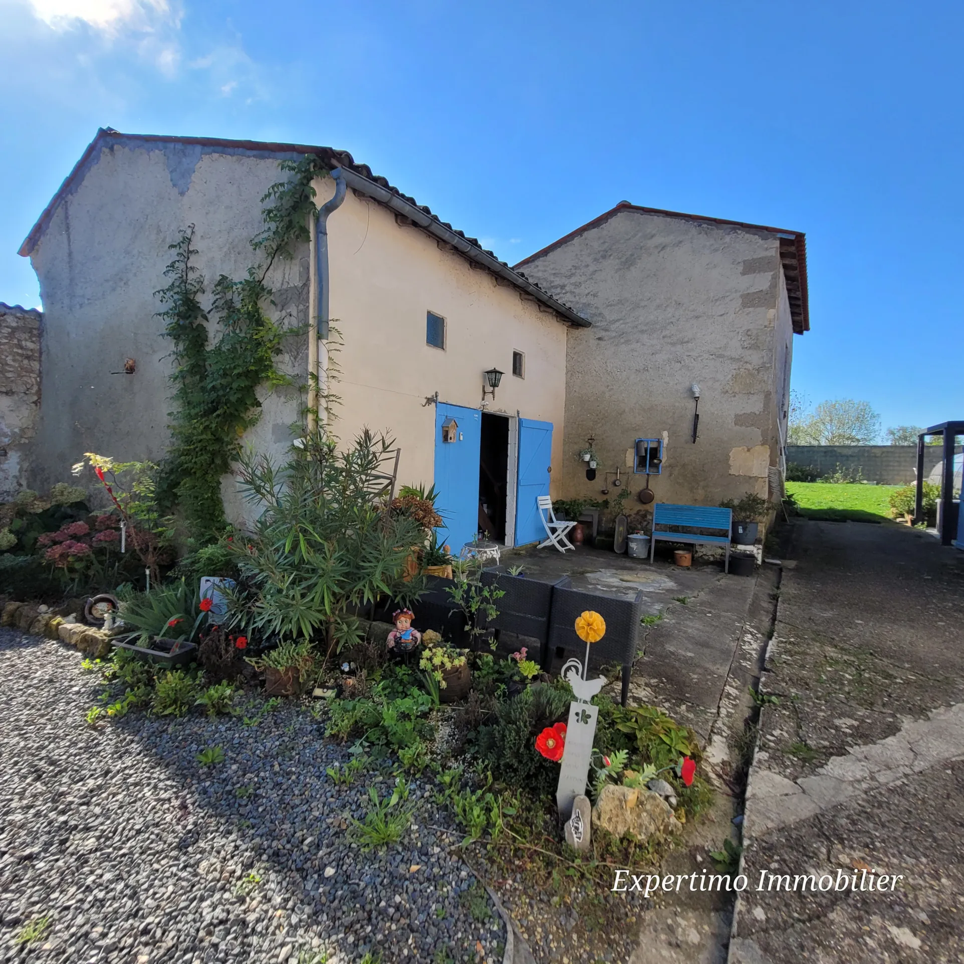 Maison de village rénovée avec piscine à Saint-Genis de Saintonge 