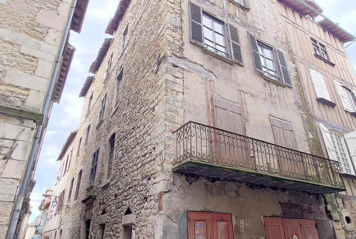 Belle maison ancienne du 15ème siècle à Villefranche de Rouergue 
