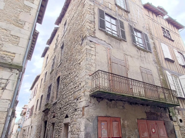 Belle maison ancienne du 15ème siècle à Villefranche de Rouergue