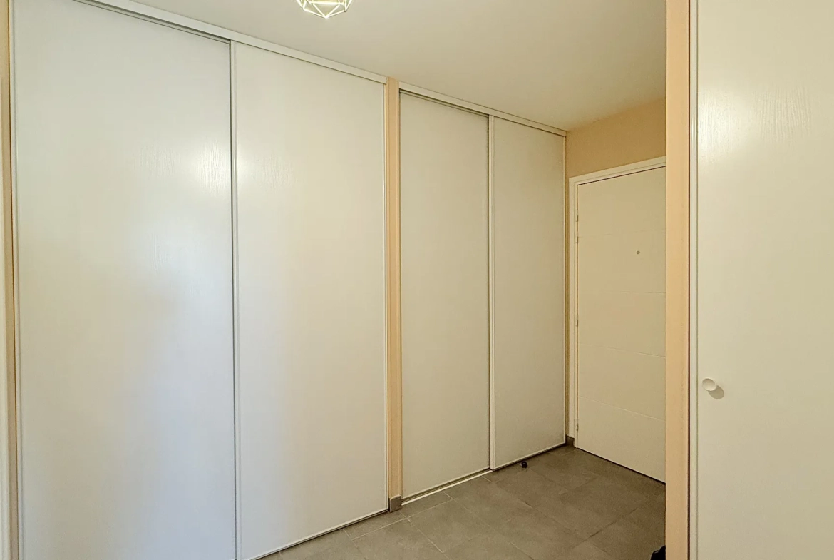 Appartement T3 lumineux avec balcon, garage et parking à Frans 