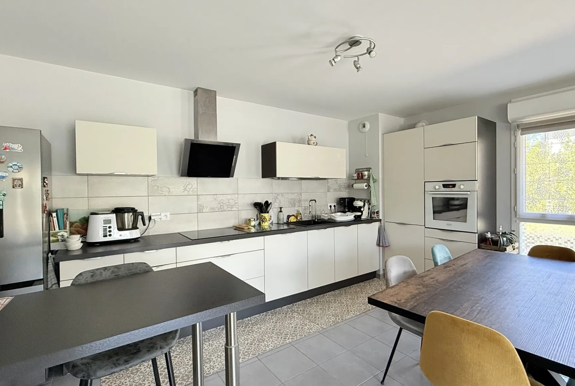 Appartement T3 lumineux avec balcon, garage et parking à Frans 