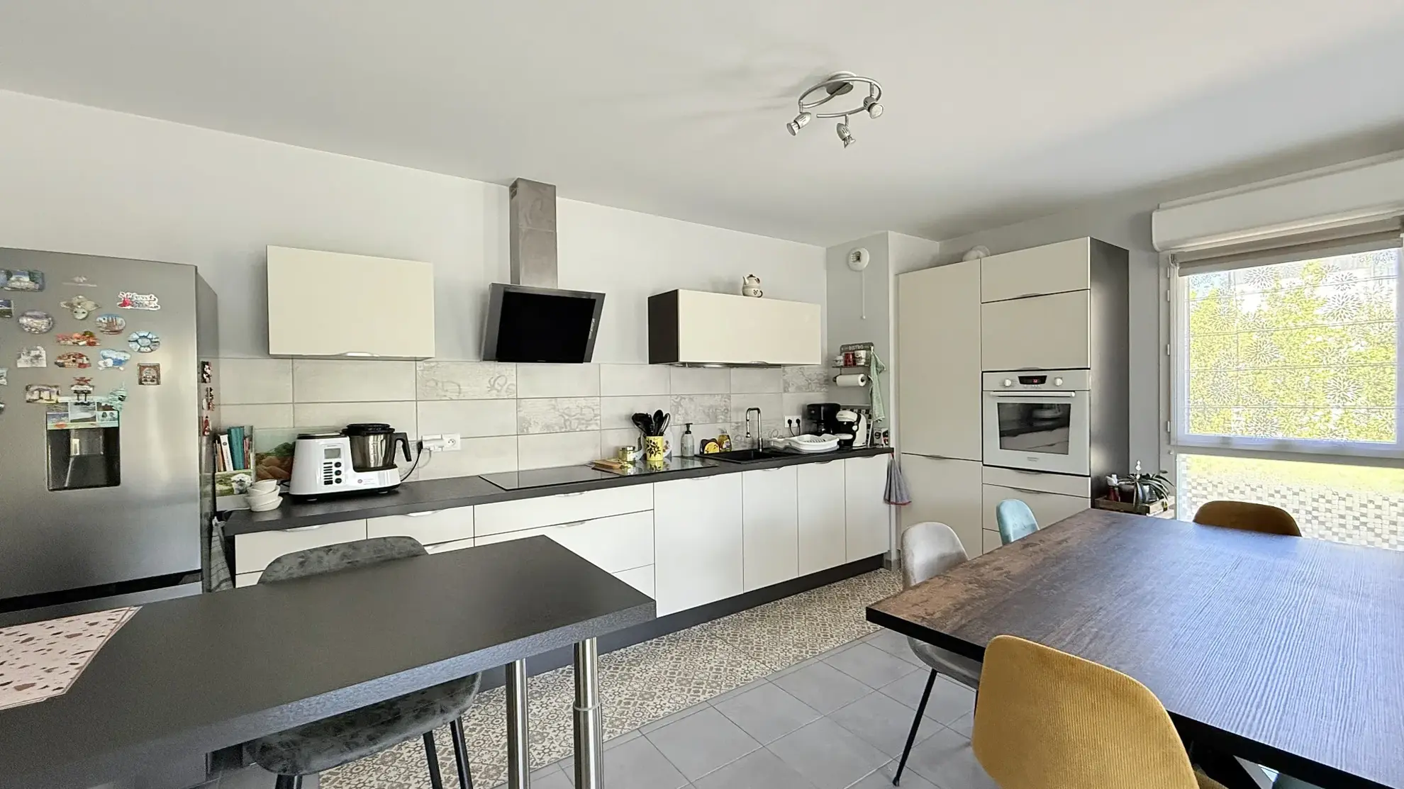 Appartement T3 lumineux avec balcon, garage et parking à Frans 