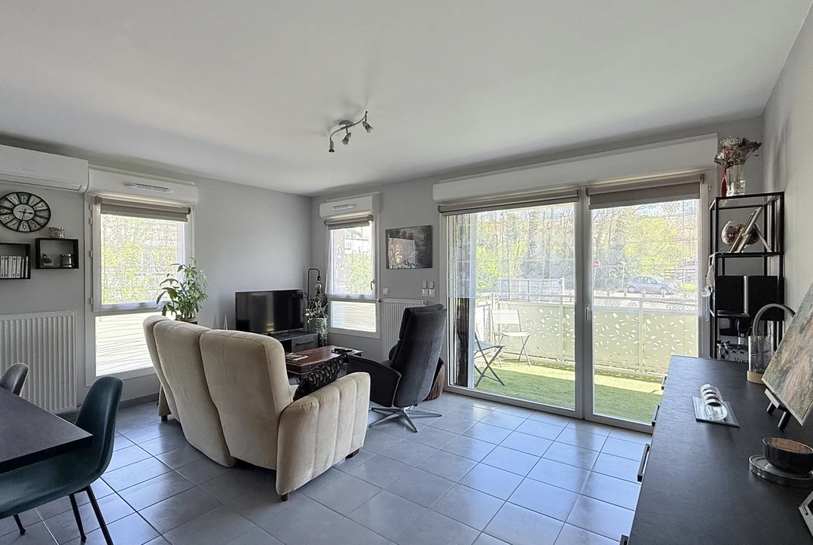 Appartement T3 lumineux avec balcon, garage et parking à Frans 