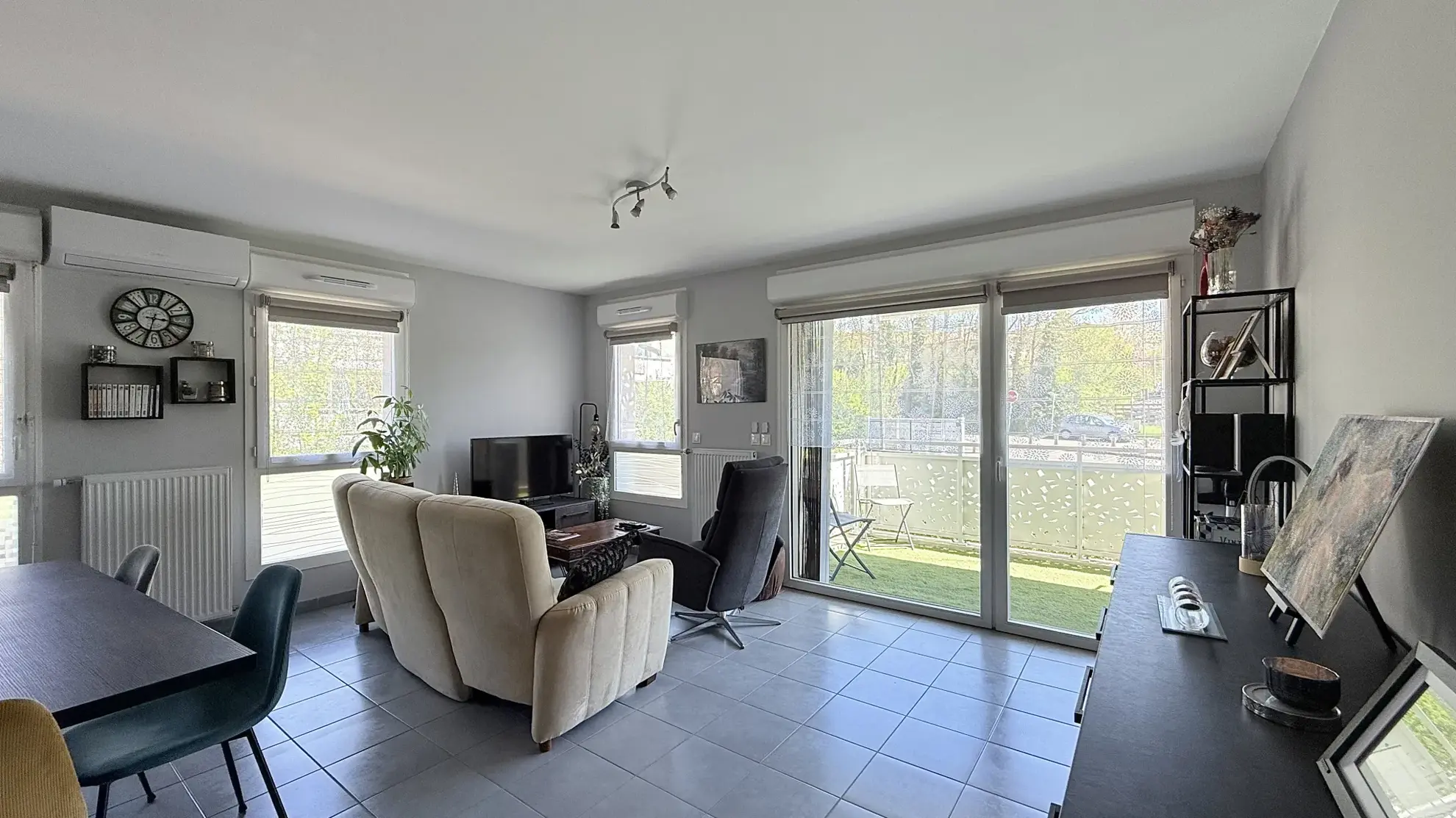 Appartement T3 lumineux avec balcon, garage et parking à Frans 