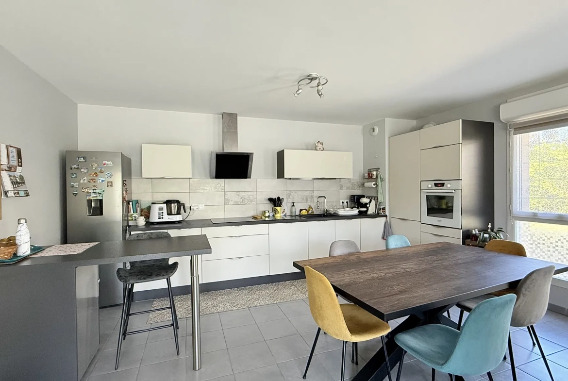 Appartement T3 lumineux avec balcon, garage et parking à Frans 