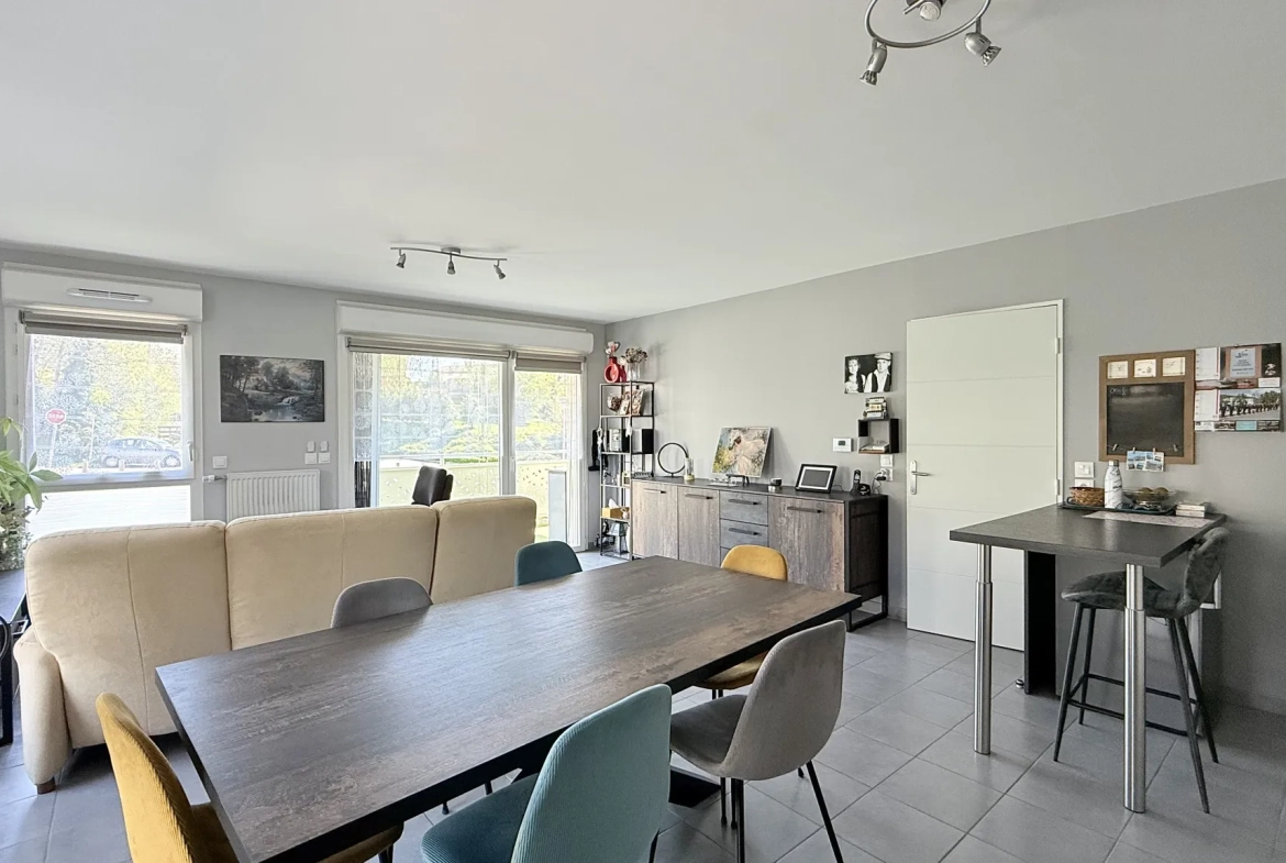Appartement T3 lumineux avec balcon, garage et parking à Frans 