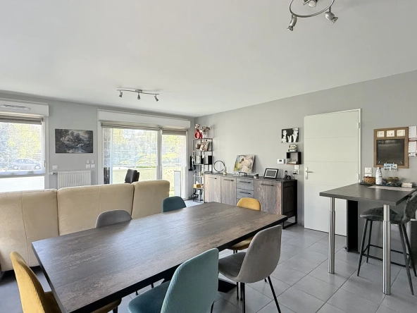 Appartement T3 lumineux avec balcon, garage et parking à Frans