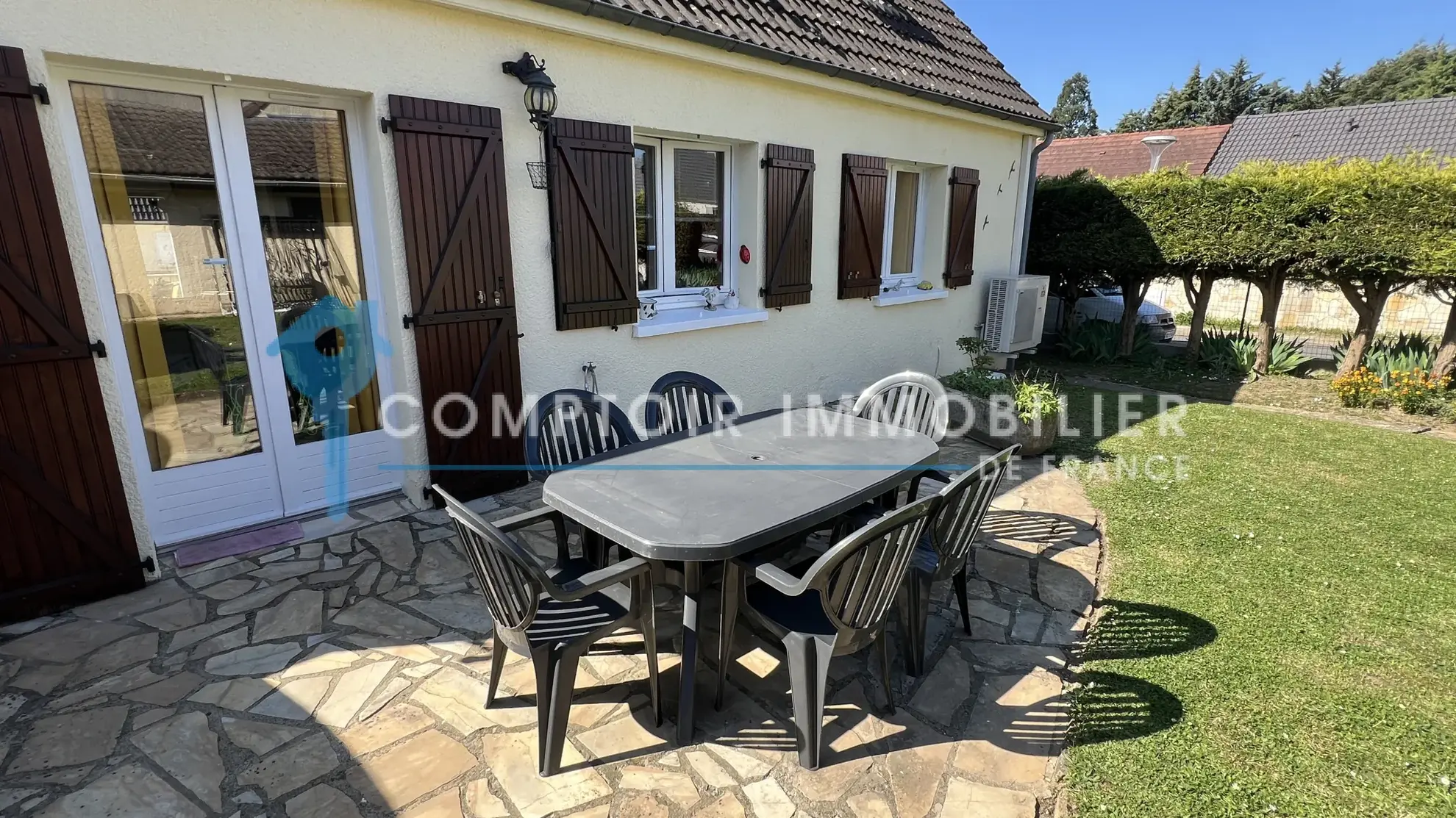 Maison familiale de plain-pied à La Ferté Alais avec garage et terrasse 