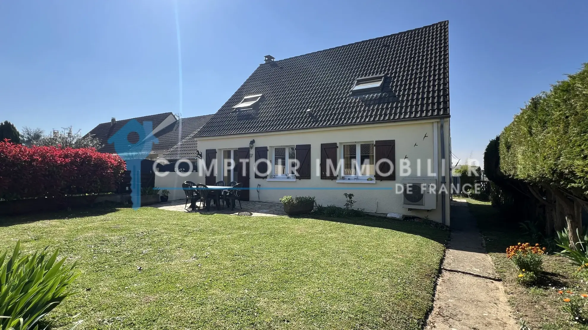 Maison familiale de plain-pied à La Ferté Alais avec garage et terrasse 