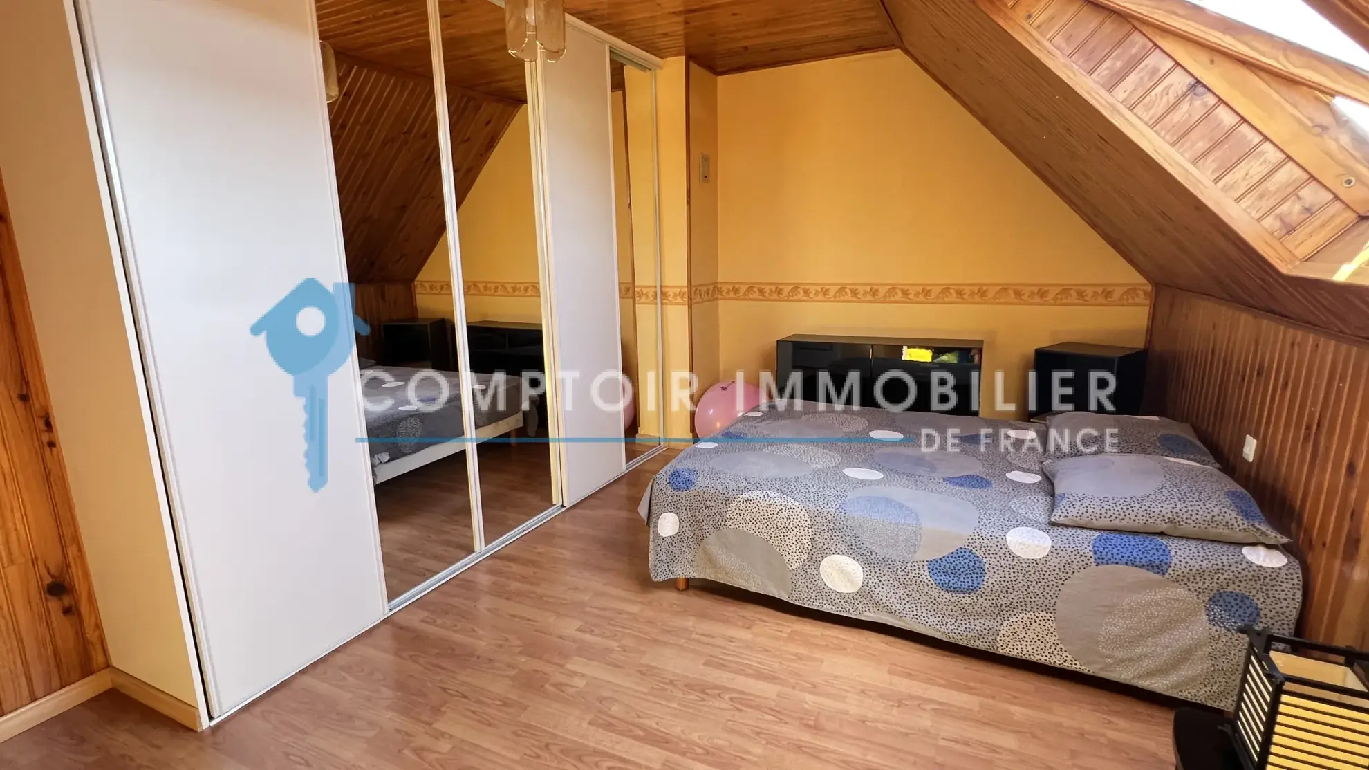 Maison familiale de plain-pied à La Ferté Alais avec garage et terrasse 
